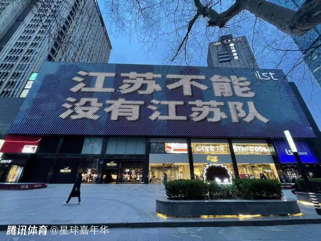 据全市场报道称，奥斯梅恩将会加薪到1000万欧，同时那不勒斯许诺会在明年夏天放他离队。